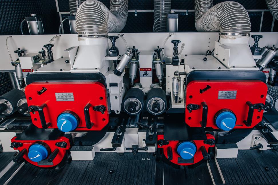 QUADRO 723 High Speed SAW  Контропора на горизонтальных шпинделях (в том числе на пильном)  Трехопорная конструкция шпинделя позволяет устанавливать гидрозажимной инструмент диаметром до 250 мм, обрабатывать заготовку на скорости подачи до 60 м/ми...