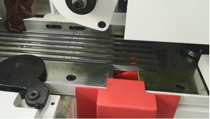 QUADRO 512 GH  Гравированный стол между нижними шпинделями  Позволяет достигать высокой точности строгания коротких заготовок благодаря жесткой фиксации заготовок параллельно вертикальным шпинделем 