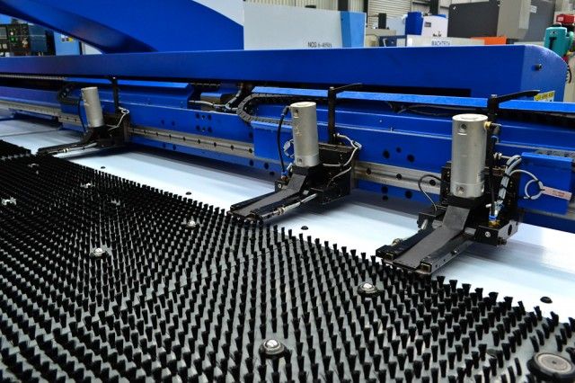 SMD Nisshinbo HP  Конструкция траверсы  Позволяет сохранять точность позиционирования и жесткость в течение всего срока службы пресса и обеспечивает высокую скорость перемещения листового материала 