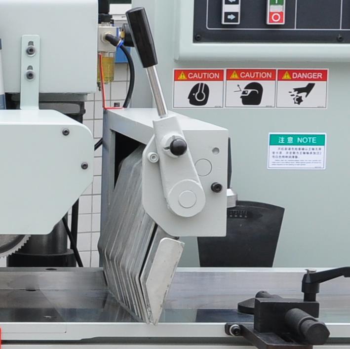 QUADRO 320SAW TARUKI  Когтевая защита  Установлена на станке и препятствует обратному выбросу заготовок  Благодаря данной системе соблюдаются нормы безопасности оператора станка  Когтевые лучи изготовлены из прочной стали 