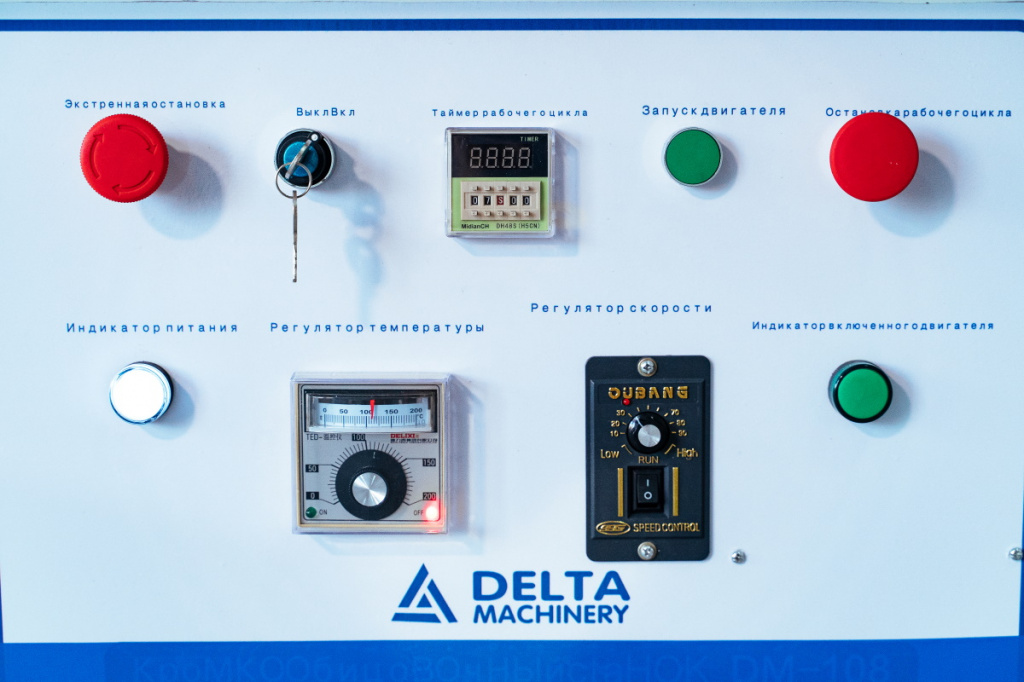 DELTAMACHINERY DM-108 
  ПАНЕЛЬ УПРАВЛЕНИЯ  
 Интуитивно понятная панель управления с возможностью задать температуру клея, выставить таймер обрезки кромки и скорость вращения клеевых валов  

