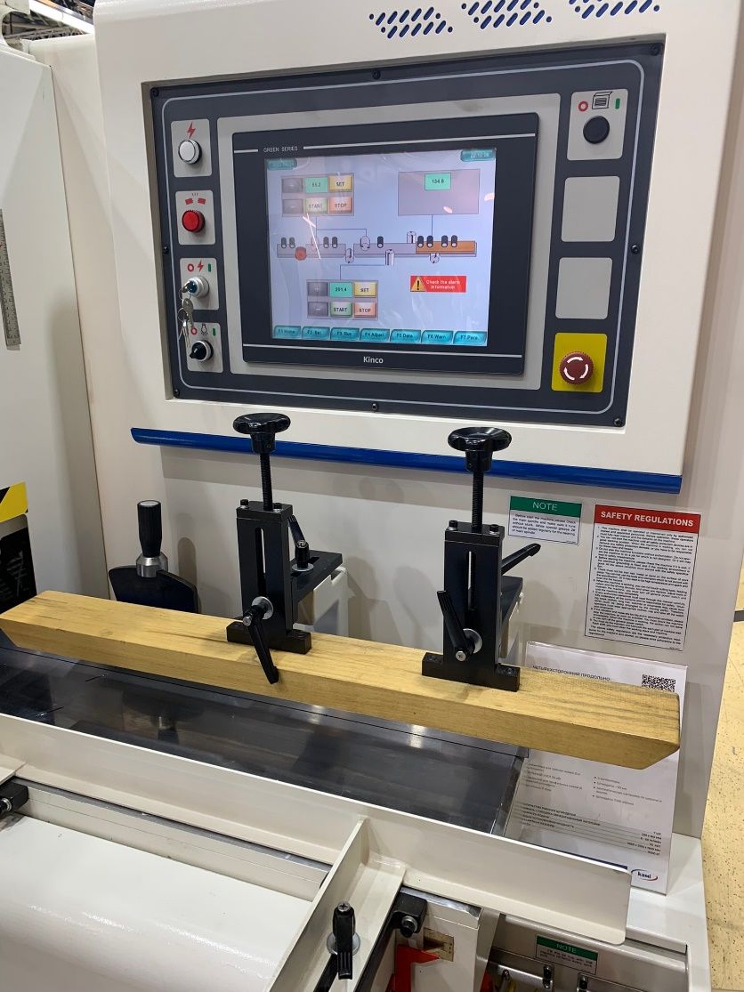 QUADRO 723 High Speed SAW  Прижимное устройство  На столе расположено специальное прижимное устройство в базовой комплектации для доступной и точной установки системы автоматической подачи  Толщина сьема пиломатериала с удобной визуализацией по шк...