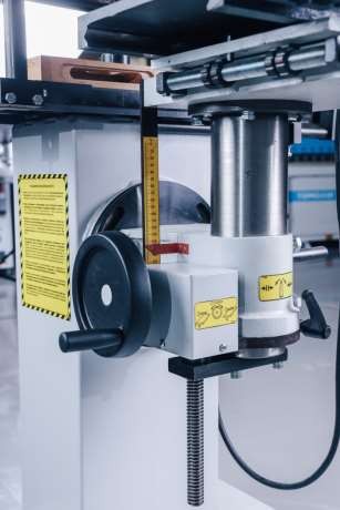 OSTERMANN LBM 200  Настройка положения сверильно-пазовального узла  Настройка высоты и наклона пазовального узла осуществляется с помощью маховика и удобных рукояток  Выставленные размеры  OSTERMANN LBM 200  удобно определяются по миллиметровой и ...