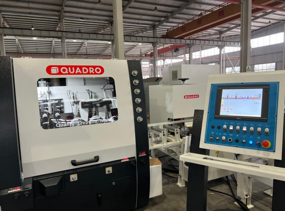 QUADRO 726 SAW Ultra  Выносной пульт управления  Самый современный комбинированный пульт управления  Визуализирует все процессы, происходящие при настройке работы станка По ширине и высоте размер обрабатываемой детали задается дистанционно с данно...