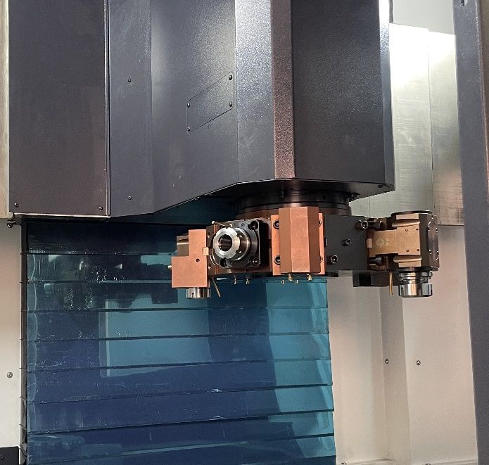 IRONMAC IVL M PRO  Револьверная головка  В стандартной комплектации установлена 12-ти позиционная гидравлическая револьверная голова с приводным инструментом 