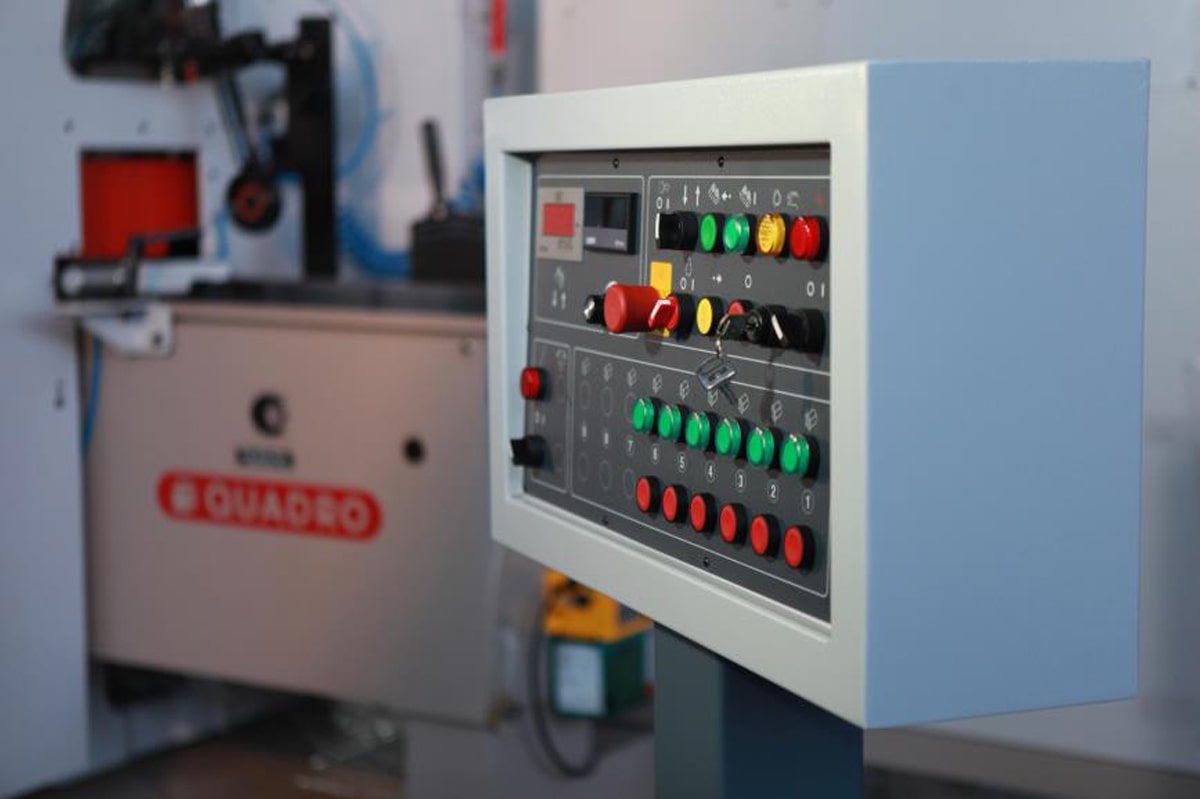 QUADRO 723 AS  Выносной пульт  Станок оснащен дистанционным пультом управления с кабелем длиной 7 метров для удобства наладки 