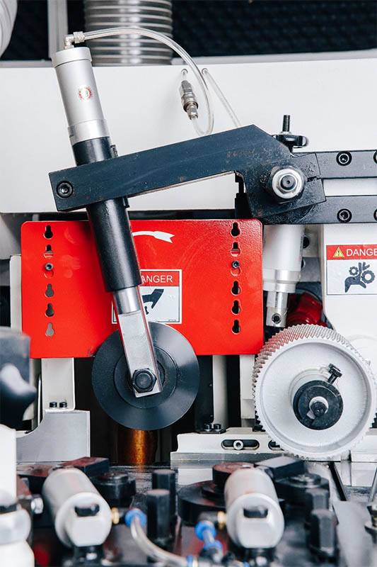 QUADRO 723 High Speed SAW  Дополнительные верхние прижимы  Необходимы для стабильного прижима заготовок на высоких скоростях подачи 