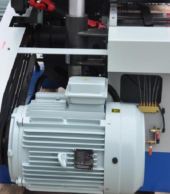 QUADRO 320SAW TARUKI  Мощность привода пильного узла 22 кВт  Позволяет устанавливать несколько дисковых пил диаметром до 250 мм с максимальной высотой пропила заготовки 75 мм  Для реализации возможностей двигателя такой мощности для передачи враще...