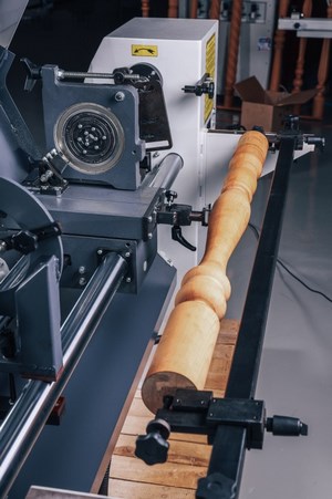 OSTERMANN CL 1200 AUTO  Копировальное устройство  Входит в комплект поставки  Позволяет точить заготовки одинаковой формы по заданному шаблону Настройка глубины хода копира и копировального резца осуществляется рукояткой с передней панели  Точност...