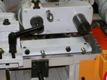QUADRO NS-623 TARUKI  Боковой прижимной блок напротив правого вертикального шпинделя  Обеспечивает прижим коротких, а также узких и искривленных заготовок  Конструкция роликового блока гарантирует высокоточное позиционирование заготовок при этом б...