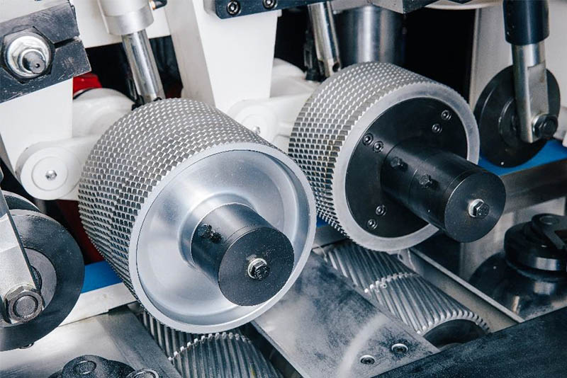QUADRO 723 High Speed SAW  Надежная система подачи и фиксации пиломатериала  Система фиксации состоит из оптимального количества приводных роликов (на входе диаметром 180 мм), расположенных как в столе, так и над столом  В столе станка расположено...