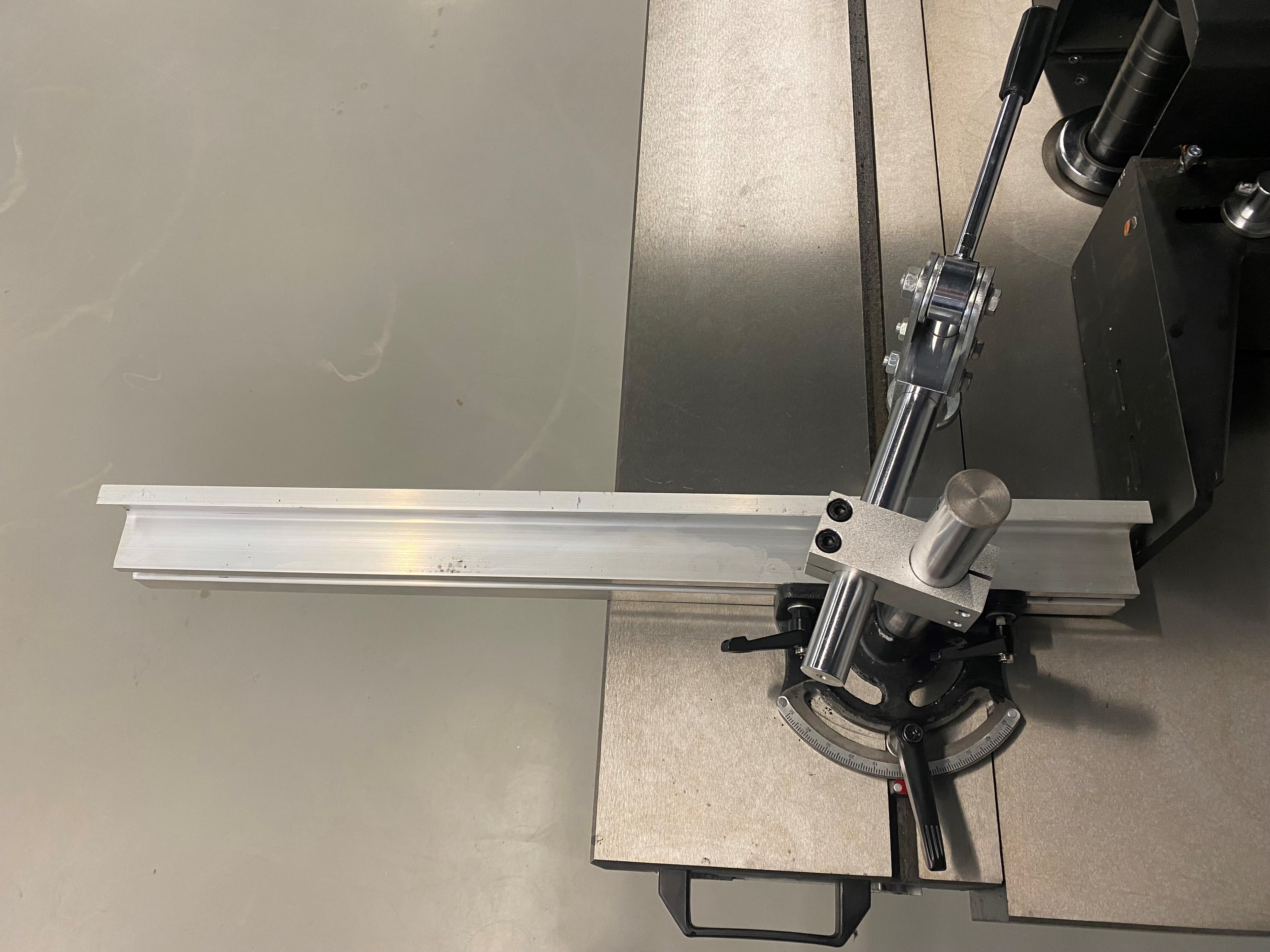 EcoWood T 120K  Упорная линейка  Изготовлена из алюминия  Имеет возможность поворота для фрезерования под углом  Эксцентриковый прижим для фиксации заготовки на каретке 
