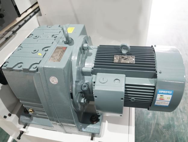 HOLD HD876J  Система подачи Транспортёр приводится в движение редукционным двигателем мощностью 7,5 кВт 