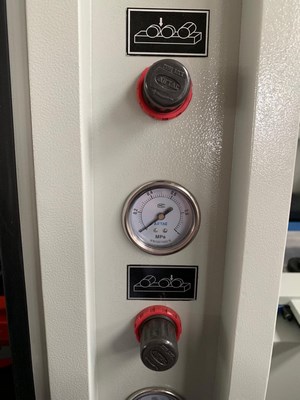 QUADRO 412 GH  Пневматическое управление прижимами  Станок оснащен регуляторами с помощью которых управляются все прижимы (ролики)  Это обеспечивает безупречное позиционирование заготовки в процессе обработки в каждой зоне  Настройка усилия прижим...