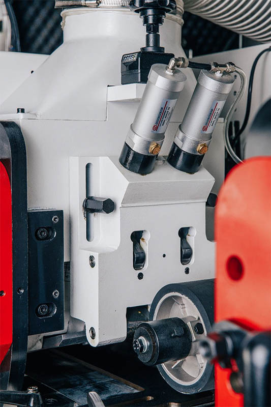 QUADRO 923 High Speed SAW  Массивные прижимные плиты с пневматической регулировкой  Установлены перед и после верхних шпинделей и исключают вероятность заклинивания заготовок на высоких скоростях подачи 