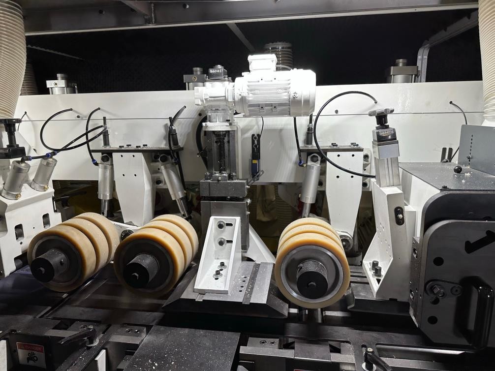 QUADRO 726 SAW Ultra  Моторизированная плита, 2 шт   Мощная моторизированная прижимная плита над 5 нижним и последним 7 шпинделем позволяет достигать максимального прижима заготовок при обработке на высоких скоростях подачи  Мотор-редуктор позволя...