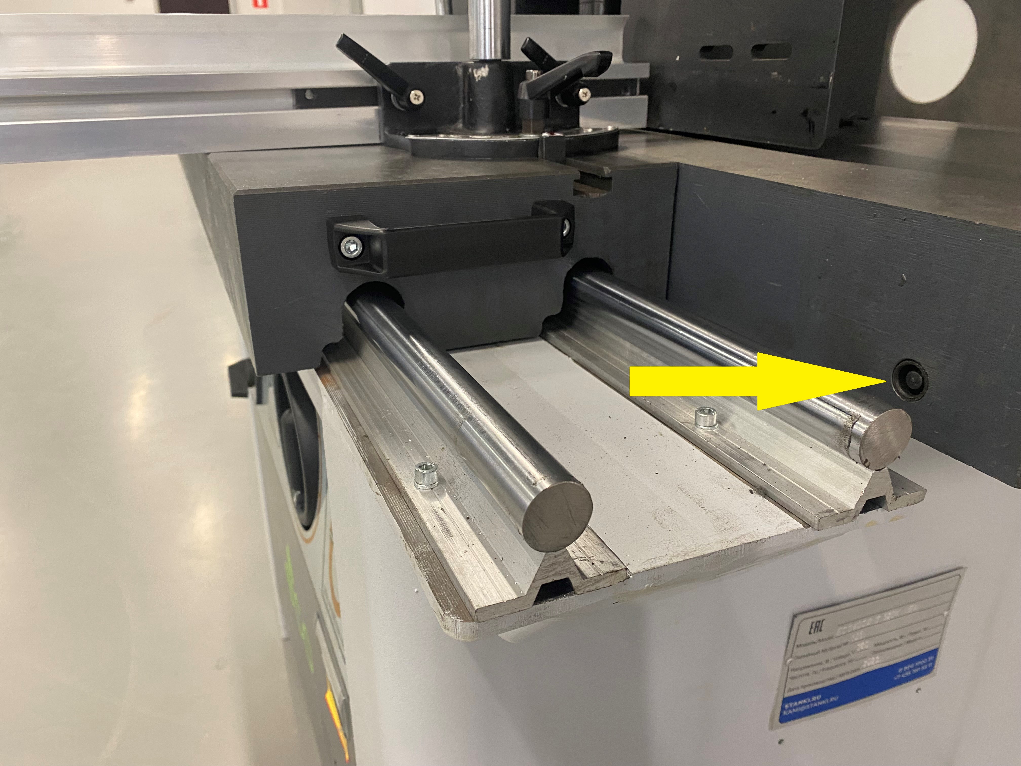 EcoWood T 120K  Стопор каретки  Для фиксации каретки в неподвижном положении под столом расположен стопор 