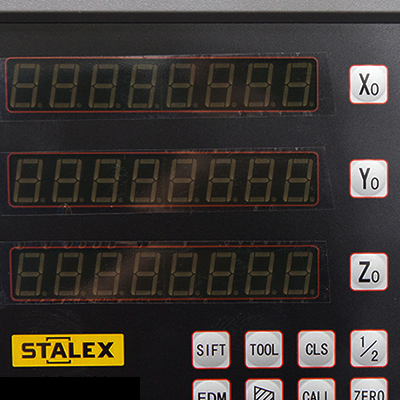 STALEX D1000/1500 
  УЦИ по трем осям  
 Станок имеет систему УЦИ, которая визуализирует данные измерительных приборов: оптических линеек и датчиков угловых положений  Устройство отображает положение режущей кромки инструмента относительно 