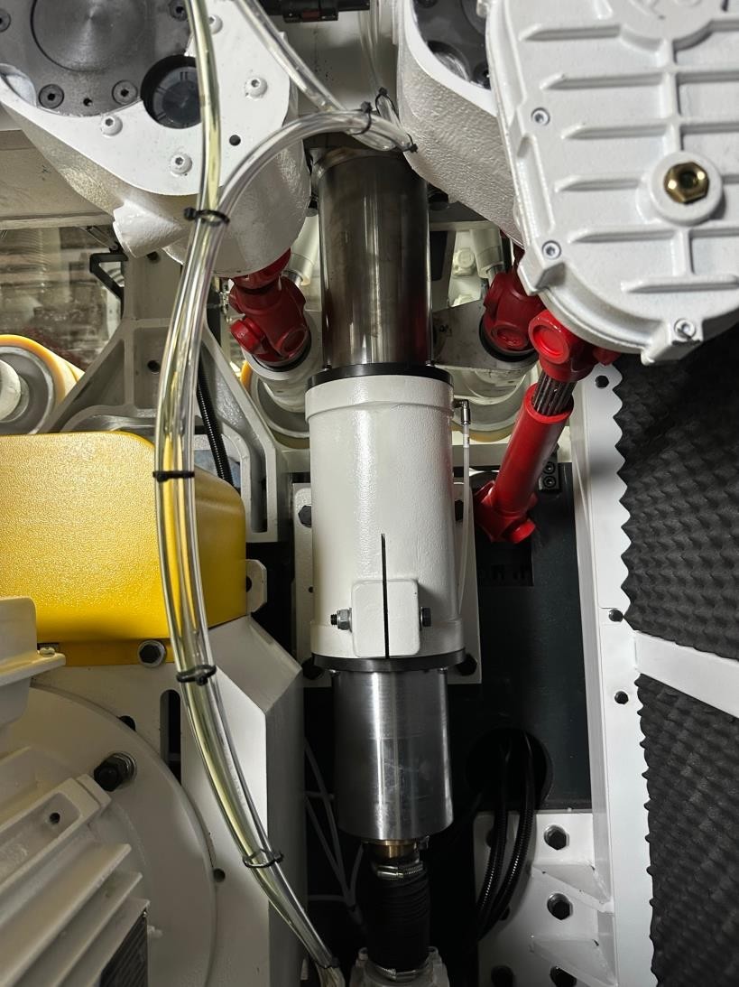 QUADRO 726 SAW Ultra  Три мощные направляющие  Поддерживают и перемещают мощную прижимную траверсу, на которой расположены верхние подающие ролики поддерживают 3 мощных направляющих (на обычных станках 1 или 2 направляющих) Регулировка траверсы по...