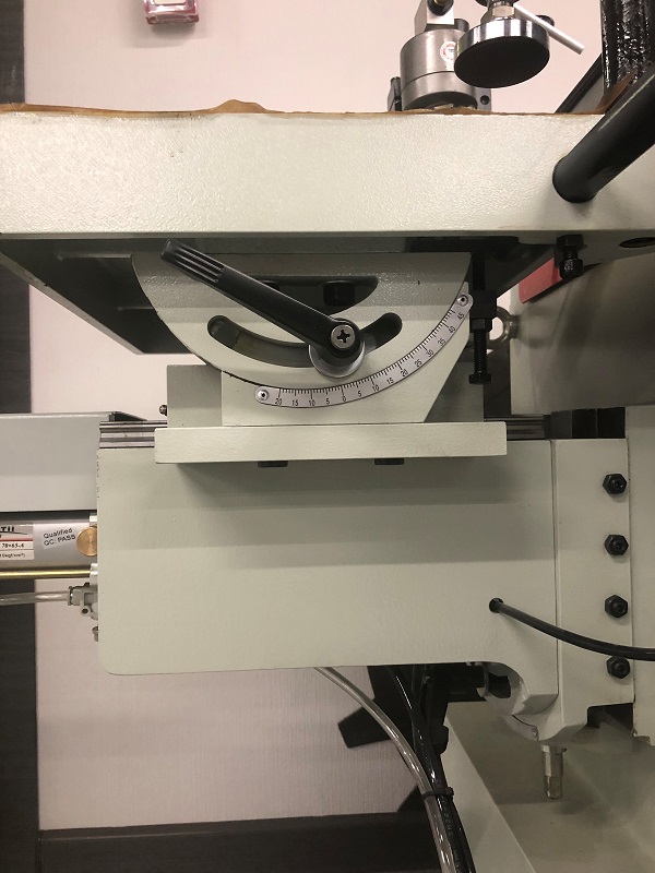 QUADRO MS3112  Наклон стола вперед / назад  Точная регулировка наклона стола вперед/назад осуществляется по угловой шкале +/- 45°  В выбранном положении стол фиксируется зажимными винтами с обеих сторон 
