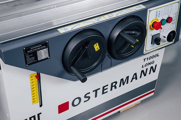 OSTERMANN T 1000  Панель управления  Удобная и информативная с отображением:выбранной частоты вращения шпинделя, об/мин;углом наклона шпинделя, °;маховиком подъема шпинделя;маховиком наклона шпинделя;кнопками включения;переключателем направления в...