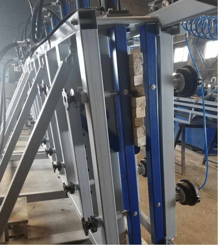 IRONMAC Press 150/HP Universal  Возможность регулировать вертикальные стойки  Для склейки разнотолщинных заготовок на прессе имеется возможность регулировать вертикальные стойки под разную толщину изделий 