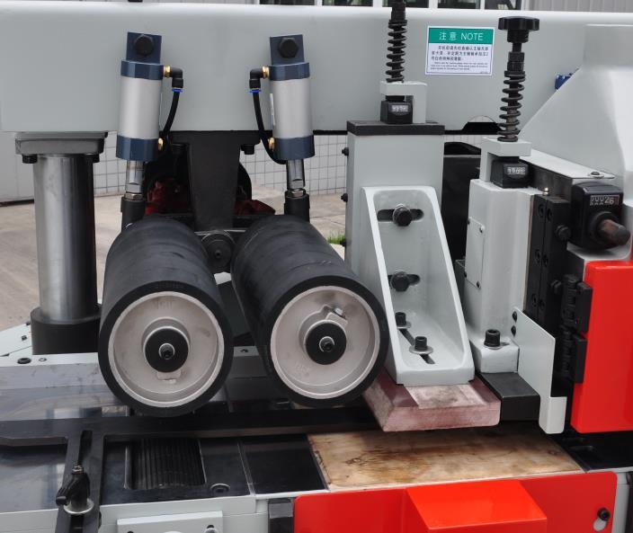 QUADRO 320SAW TARUKI  Специальное исполнение верхнего прижима и плиты пильного узла  Изготовлены из текстолита и твердых пород древесины для удобства и быстрого формирования необходимого постава пил 