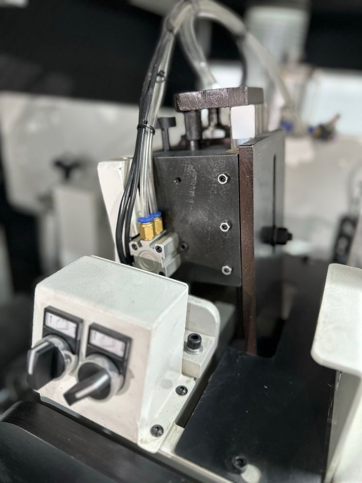 QUADRO 723 High Speed SAW  Джоинтер для профильных ножей  Джоинтер обеспечивают подточку резцов в ножевой головке таким образом, что абсолютно все кромки работают на одной и той же окружности резания  Этим достигается чрезвычайно высокое качество ...